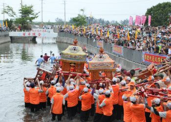 影音/布袋新塭「衝水路、迎客王」 上萬信眾擠爆王船碼頭