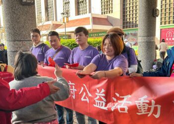 王子娘文教集團年節送暖　台北車站遊民開心領紅包