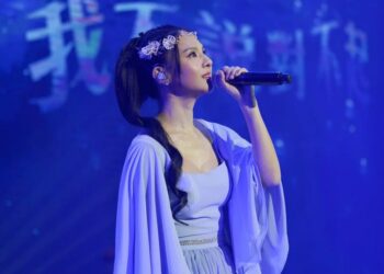 郭靜北流初登場 深情演唱到一半 兩「男神」突衝上台熱舞 數千人嗨翻