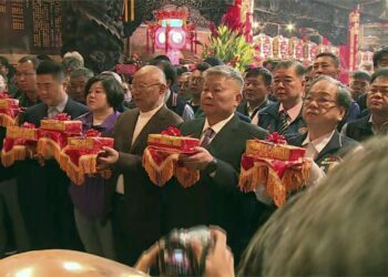 大甲鎮瀾宮董事長顏清標元宵夜擲茭　大甲媽遶境清明連假4/5子時起駕