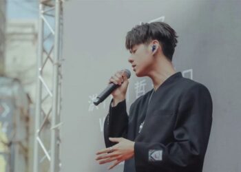 粉絲擠爆洪暐哲《怪咖》新歌簽唱會！ 張傑力挺洪暐哲大秀結實肌肉嗨爆現場