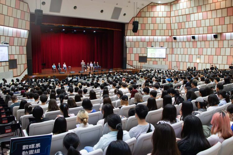 ▲世新大學一連2天舉辦新生始業式，校長陳清河歡迎新生學弟妹。（圖／世新大學提供）