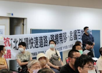 反北外環南移自救會批南市府辦理公聽會的公文掛在路口的路燈桿