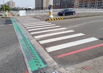 台南市橋樑伸縮縫都是鋼板易打滑議員李啟維建議應改善工法