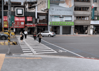 路口不再是盲點 白線導引＋智慧號誌保障視障朋友通行安全