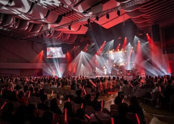 吉那首度站上大舞台　蕭煌奇送「吉拿棒」