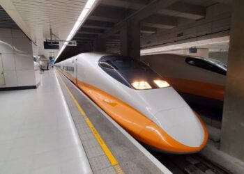 「凱米」颱風暴風圈壟罩全臺　高鐵、臺鐵25日15時前「全線停駛」