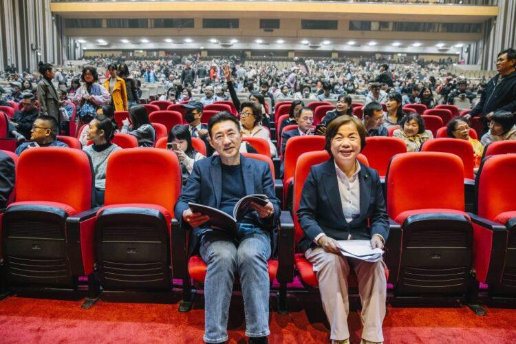 ▲立法院副院長江啟臣（左）及立委楊瓊瓔也抽空到現場觀賞演出。