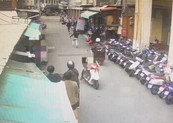 單純二手手機交易竟遇假買家「詐騙」　夫妻街頭狂追呼喊 警民聯手「捕嫌犯」