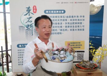 中秋就是要烤蚵   縣長翁章梁行銷東石蚵美食