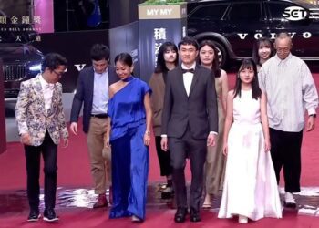 金鐘獎59／突來大雨炸場！粉絲撐傘苦守偶像　「吸水大隊」出動救紅毯