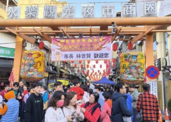 彰化市廟街市集人潮大爆滿!市長蔥油餅開張 邀民眾一起為公益盡一份心力