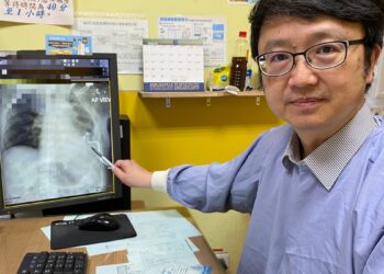 高燒39度血氧狂跌 55歲男肺炎惡化成膿胸 微創引流搶回一命