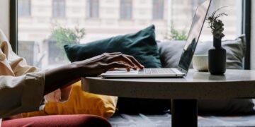 電腦該買桌機還是筆電？電腦與周邊配件選購新手指南！