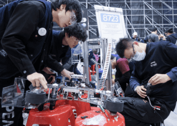 機器人競技巔峰對決 新北FRC賽事開幕 侯友宜勉勵學生勇於挑戰