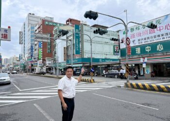 郭綜合醫院前閃光號誌導致數十名機車民眾被開罰6千元紅單　李啟維建議交通局調整三色燈運作