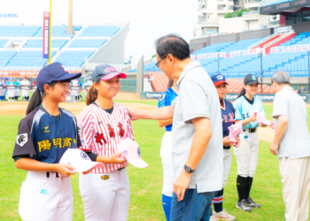 中信盃黑豹旗棒球大賽登場 張善政鼓勵未來棒球之星