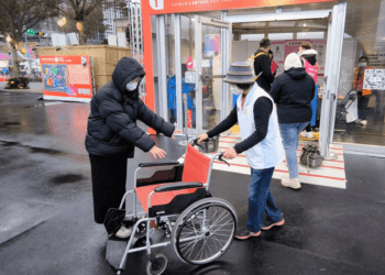 桃園燈會最暖身影 資深志工姜素雲熱情投入見證光彩變遷