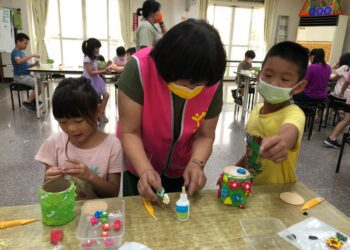 溫媽媽帶領家扶兒發揮創意玩黏土　用無限的愛形塑暑假的快樂