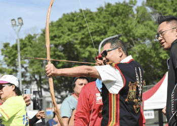 不只看比賽更要傳承!新北市長盃原住民族射箭賽開打 侯友宜也體驗傳統射箭
