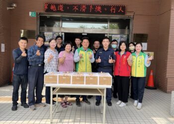 退休書記官潘敏捷和黃啟維愛心手工餅乾慰勞員警