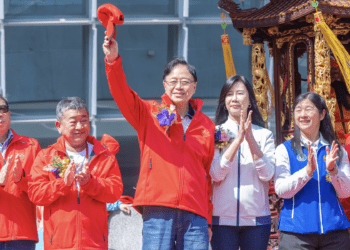 開漳聖王遶境熱鬧非凡 張善政：全力支持傳統文化發展