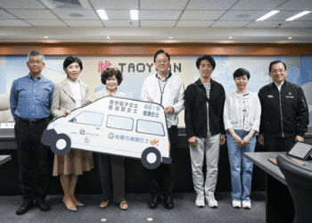 感動善舉 張善政頒發捐贈獎座 感謝魯氏家族送復康巴士