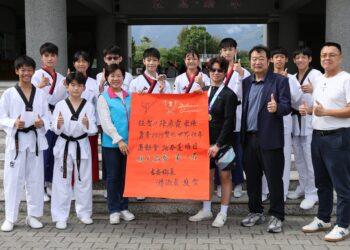 跆拳教練陳廖霞、選手陳哲戰績輝煌 游淑貞前往國風國中貼紅榜頒獎鼓勵