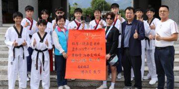跆拳教練陳廖霞、選手陳哲戰績輝煌 游淑貞前往國風國中貼紅榜頒獎鼓勵