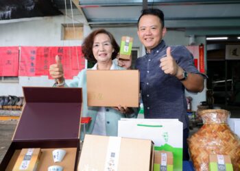 冬山青農李維奪有機茶王 縣長頒贈紅榜祝賀