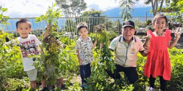 花蓮榮家大手牽小手採花生 老幼共享田園豐收喜悅
