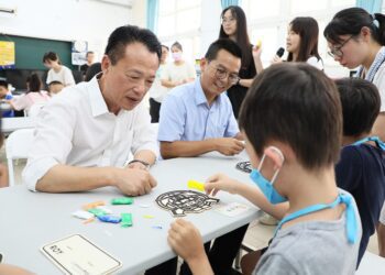 特教生暑期融合教育生活營　翁章梁與小朋友打成一片