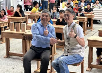 低碳足跡從小朋友「座」起 國產材可調式課桌椅贈銅門國小