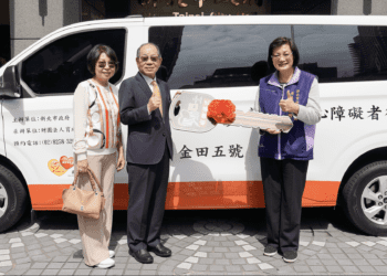 退休不忘公益 林新欽兄妹捐「金田5號」復康巴士助行無礙