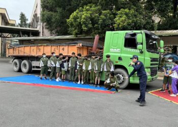 「震撼教育」！ 學子體驗大車內輪差視野死角