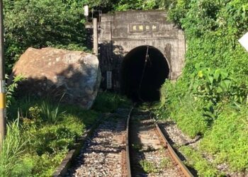 巨石砸和平=崇德軌道　臺鐵全力搶修估5日清晨恢復雙線通車