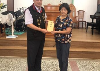 慰問桃園市政府警察局交通大隊楊梅分隊因公死亡警員吳宗憲家屬    警專校友總會派員關懷並致贈慰問金