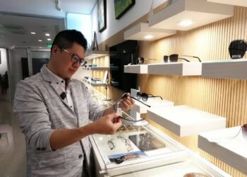 不想再戴眼鏡　人資管理師近視手術後好舒服　從彰化跑到嘉義開刀　只因為信任信賴眼科