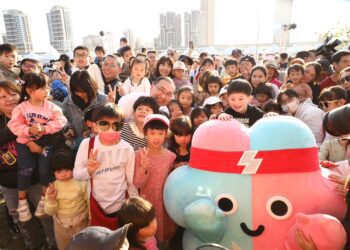 2025新北春紛節登場!侯友宜化身DJ與大小朋友同樂 Chill翻新北大都會公園