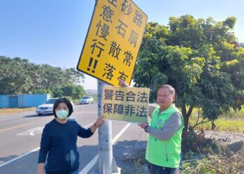 影音/溪州鄉砂石車覆蓋不完全　造成砂石掉落路面騎士常「犁田」引多起摔車事故