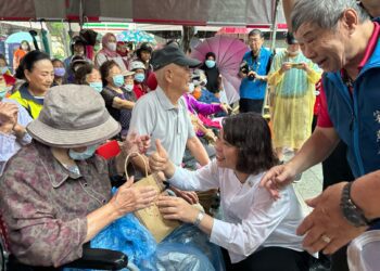 「端午飄香送溫情」嘉年華　黃敏惠為長者送上暖心粽