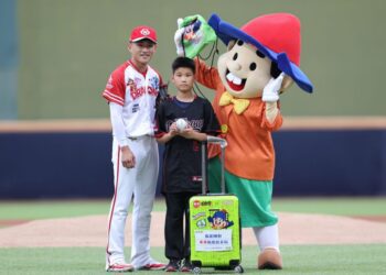 12歲小球迷捐出兩年份專屬乖乖分享好運 乖乖與味全龍邀請開球圓另一個夢