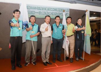 企業勞工服務隊正式成軍　翁章梁為志工授證