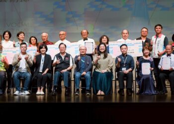 歌聲重溫青春 桃園市民合唱大賽樂齡組落幕 張善政肯定長者熱情