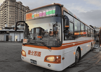 新北歡樂耶誕城14週年開城 魔幻天使公車帶你沈浸耶誕奇幻之旅