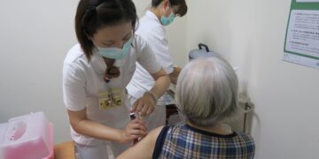 近來COVID-19又開始升溫 59歲中風男高燒喘送醫