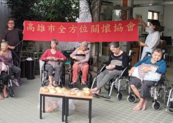 「愛心麵包」駐足高雄左營 全方位關懷協會偕同里長做公益