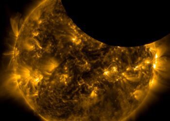 影音/怪了!這是什麼? NASA 5/5觀測太陽拍到一閃而過神秘不明物