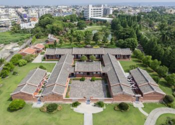 當時光駛入古宅—《成美老車紳士節》 跨世代經典老車齊聚百年園林