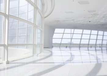 炎炎夏日高溫不降 玻璃張貼建築隔熱膜 阻隔熱度進入室內 企業節能省電有妙方